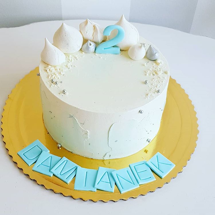Klasyczny tort na urodziny